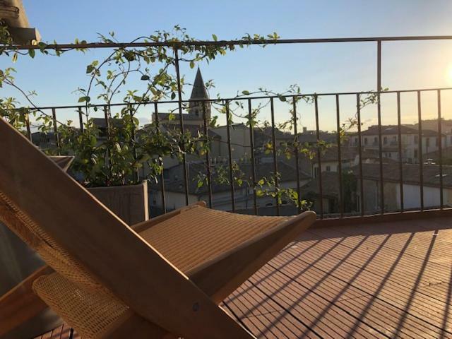 Appartement Avec Terrasse Panoramique Au Coeur De Nîmes Buitenkant foto